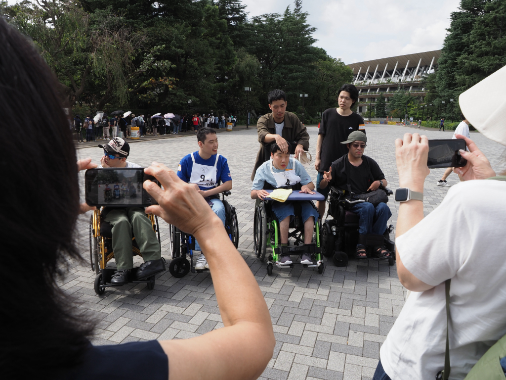 友達と記念写真